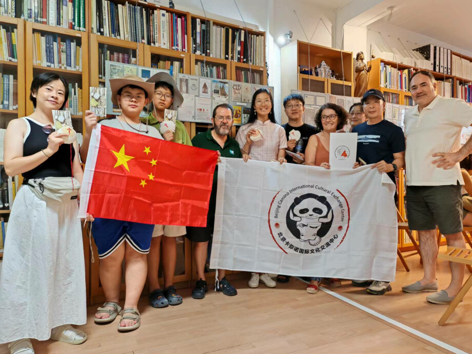 Visita de peregrinos chinos a la Asociación de Amigos del Camino en Madrid