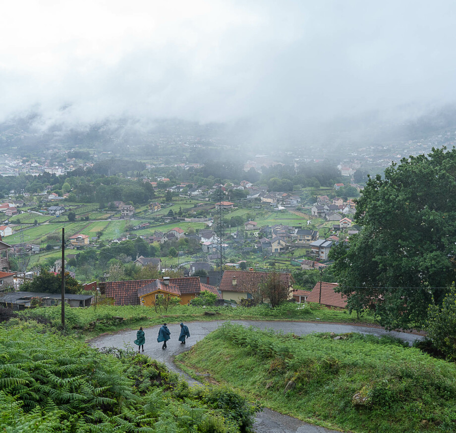 camino-santiago-con-lluvia-ropa-impermeable